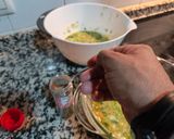 Foto del paso 11 de la receta Tortilla de brócoli con sobre mesa de tomate