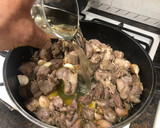 Foto del paso 4 de la receta: Cordero al ajillo con patatas fritas y champiñones rellenos