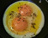 Foto del paso 1 de la receta: HUEVOS Fritos al Orégano con Aceite de Semillas de Sésamo...!