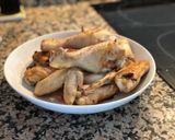 Foto del paso 2 de la receta Alitas y muslos en salsa de soja y miel con patatitas, cebolla y dátiles