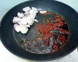 A picture of step 2 of Spicy Pork And Petai / PARKIA SPECIOSA.