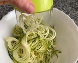 Foto del paso 1 de la receta: Espaguetis de calabacín con pollo y salsa de soja