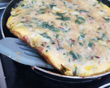 Foto del paso 4 de la receta: Tortilla con papas, espinaca, jamón, queso y cebolla