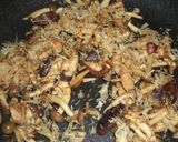 A picture of step 4 of Stir-fried Mushrooms with Nori Seaweed and Bonito Flakes.