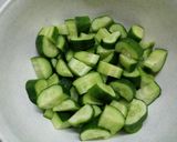 Sajtos - uborkás dinnyesaláta recept fázis 1 fotója