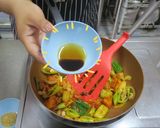 รูปขั้นตอนการทำที่ 10 ของ กิมจิสับปะรดผัดเปรี้ยวหวาน