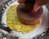 A picture of step 4 of Dill Leaves (Shepu) Millet Khakhra.