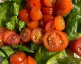 Foto del paso 3 de la receta: Ensalada de espinaca, tomate y garbanzos!