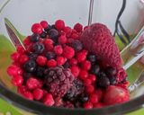 Foto del paso 1 de la receta: Polos de frutos rojos y yogur griego 🥵🥶