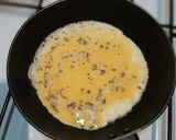 Foto del paso 5 de la receta: Omelette de queso, cebolla, choclo y champignones
