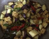 Foto langkah ke 4 dari resep Tumis terong tempe sedaapp aroma jeruk purut.