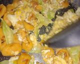 รูปขั้นตอนการทำที่ 3 ของ ฮอทดอกคั่วไข่ | Roasted Hot Dogs with Scrambled Eggs