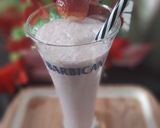 A picture of step 4 of Strawberry shake.