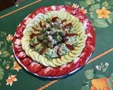 Une image de l'étape 9 de Salade composée aux tomates, concombre, courgette, olives, poivron, basilic et parmesan.