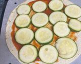 Foto del paso 1 de la receta: Pizza de calabacín, pimientos y cebolla de tortilla de trigo en freidora de aire