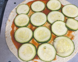 Foto del paso 1 de la receta: Pizza de calabacín, pimientos y cebolla de tortilla de trigo en freidora de aire