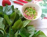 A picture of step 3 of Pan-Fried Beef Wrapped in Betel Leaves.