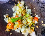 รูปขั้นตอนการทำที่ 4 ของ กุ้งผัดผงกะหรี่