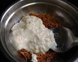 A picture of step 2 of Rice pudding in vermicelli basket.