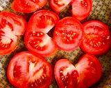Foto del paso 1 de la receta: 🍅TOMATES🍅FRITOS CON CREMA DE 🌽CHOCLO🌽CREMOSO 🍋ALIMONADA🍋