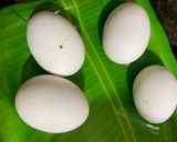 வெங்காயம் தக்காளி முட்டை ஆம்லெட் (Venkayam thakkaali muttai omelette recipe in tamil) ரெசிபி ஸ்டேப் 1 புகைப்படம்