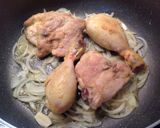 Foto del passaggio 3 della ricetta Cosce e sovracosce di pollo alla birra, e patate