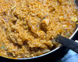 Foto del paso 3 de la receta: Arroz meloso con calamares encebollados