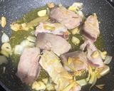 Foto del paso 3 de la receta: Bonito encebollado al vino