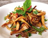 Hình bước làm 3 của món Nấm bào ngư xào húng quế