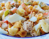 Foto del paso 7 de la receta: Ensalada de margaritas con palitos de cangrejo, atún y huevo