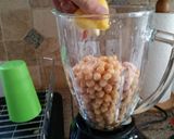 A picture of step 1 of Tahini Free Hummus.