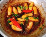 Hình bước làm 2 của món Nấm đùi gà kho tiêu