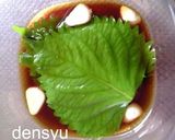 A picture of step 2 of Soy Sauce and Garlic Pickled Shiso Leaves.
