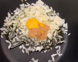 A picture of step 1 of Creamy seafood pasta.