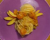 Foto del passaggio 1 della ricetta Spaghettini "solari" con datterini gialli pesca e zenzero