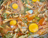 Foto del paso 4 de la receta: Huevos con acelgas y dukkah