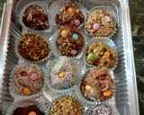 Foto del passaggio 9 della ricetta Tartufini al caffè e mascarpone con smarties colorati al cioccolato