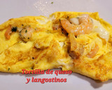 Foto del paso 4 de la receta: Tortilla de queso y langostinos picantitos