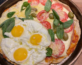 Foto del paso 3 de la receta: Pizza a la piedra 1/2 Napolitana y 1/2 panceta y huevos fritos