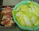A picture of step 1 of Simmered Chicken and Chinese Cabbage with Soup Stock Cubes.