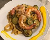 Foto del passaggio 5 della ricetta Tagliatelle con zucchine e gamberoni code e crema di zafferano