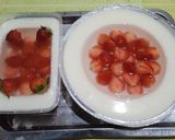 Foto langkah ke 4 dari resep Puding Susu Strawberry.