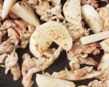 A picture of step 4 of Popular Easy Crunchy Teriyaki Nagaimo Yam and Pork Stir-fry.