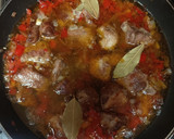 Foto del paso 4 de la receta: Cerdo guisado al vino blanco con tomate