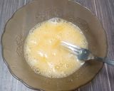 Foto langkah ke 2 dari resep Telur Dadar Tipis (Pelengkap Nasi Kuning/Uduk).