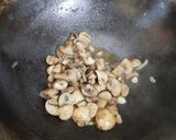 A picture of step 3 of Garlic pepper mushroom.