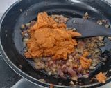 A picture of step 4 of Paneer cashew capsicum in curd based gravy.
