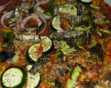 Foto del paso 3 de la receta: Pizza de queso azul, verduras y sardinas en aceite