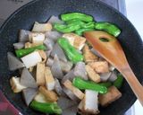A picture of step 6 of Sweet and Salty Simmered Konnayku and Atsuage Fried Tofu.