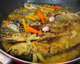 Foto langkah ke 6 dari resep Kembung Acar Kuning.